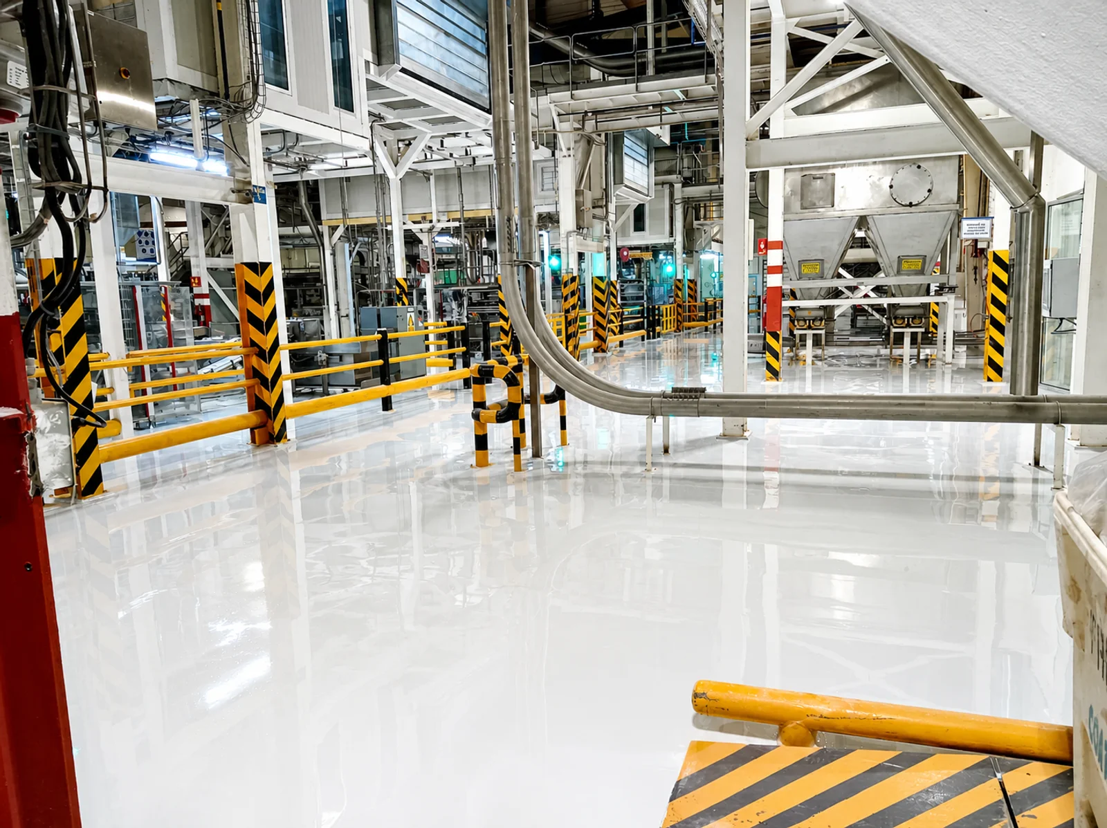 Autonivelante epóxico — Aplicación industrial · Autonivelante epóxico en planta · PR Epóxicos México