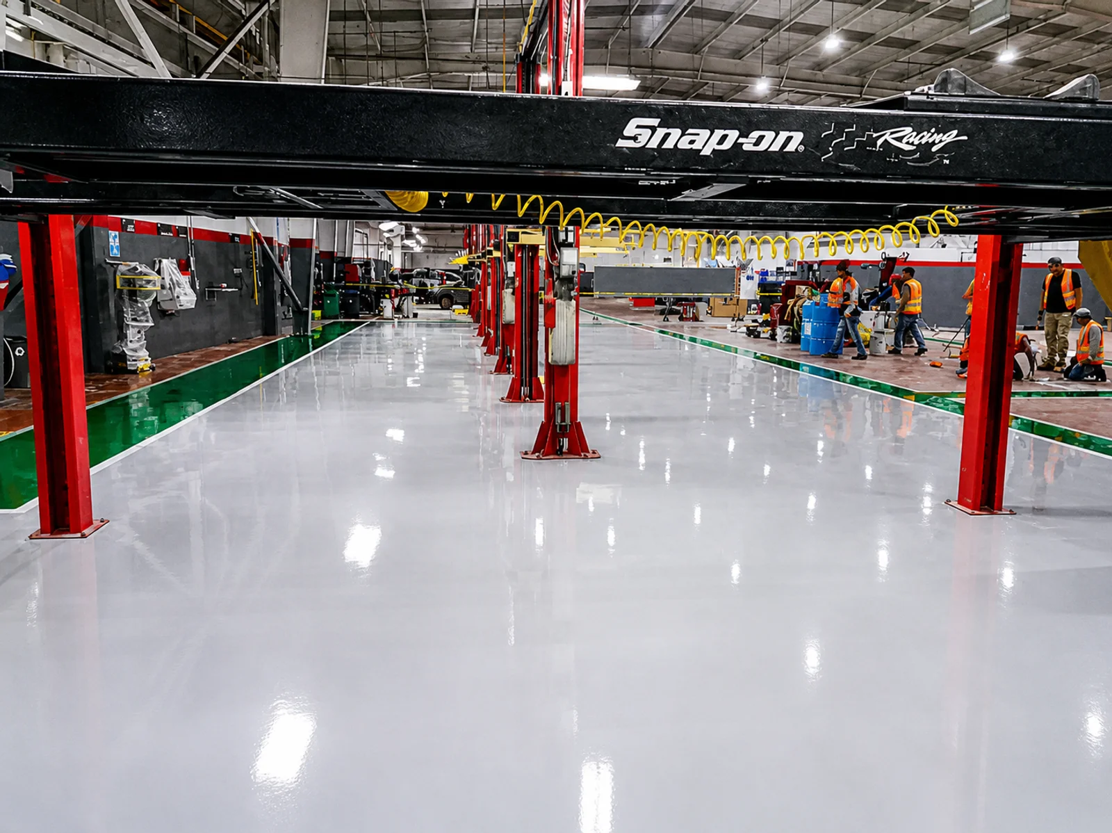 Autonivelante epóxico — Aplicación industrial · Autonivelante epóxico en planta · PR Epóxicos México