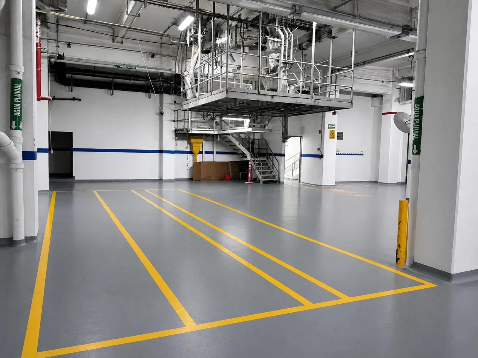 Piso ESD Antiestático — Aplicación industrial · Piso ESD Antiestático en planta · PR Epóxicos México