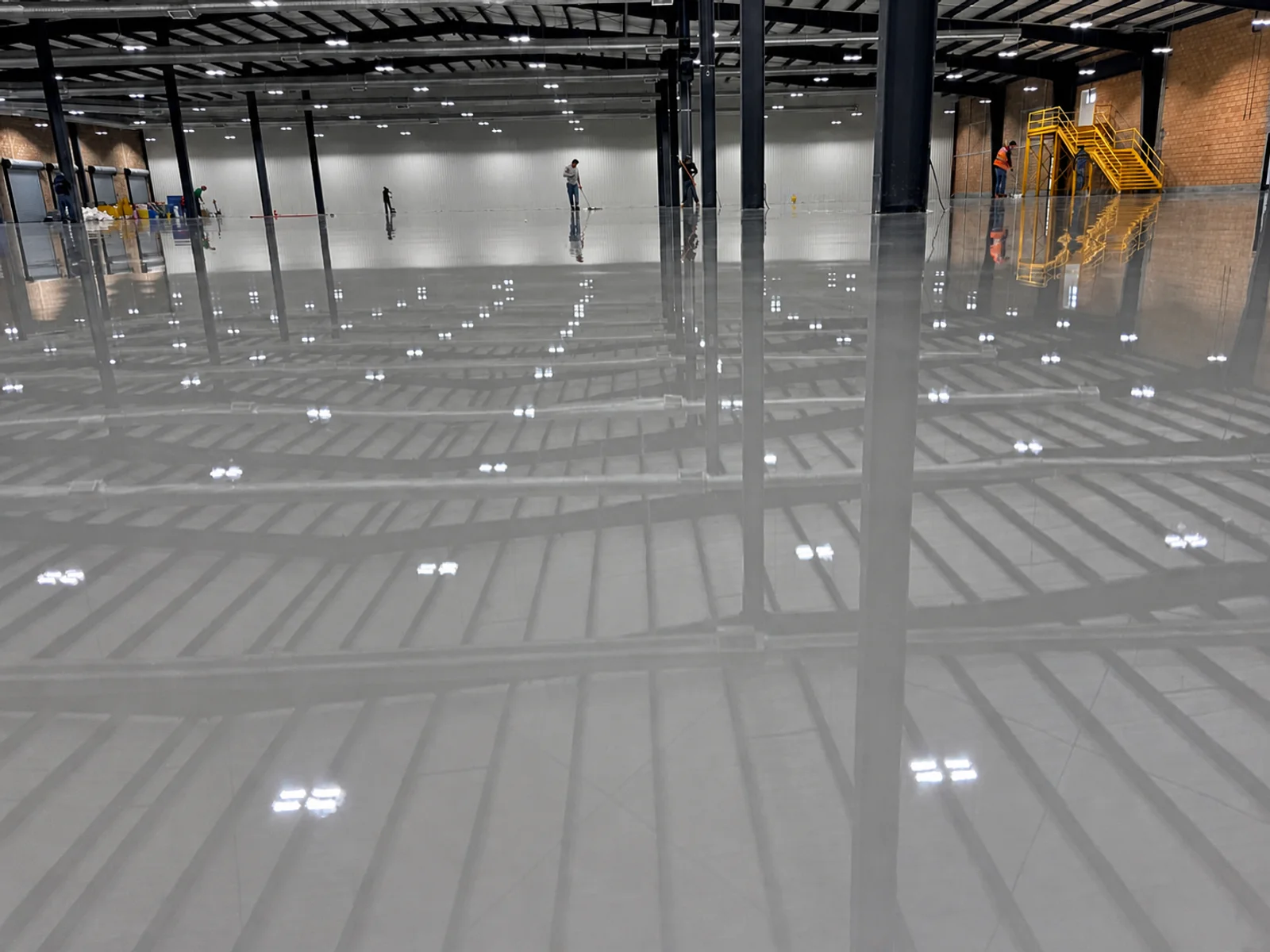 Piso ESD Antiestático — Aplicación industrial · Piso ESD Antiestático en planta · PR Epóxicos México