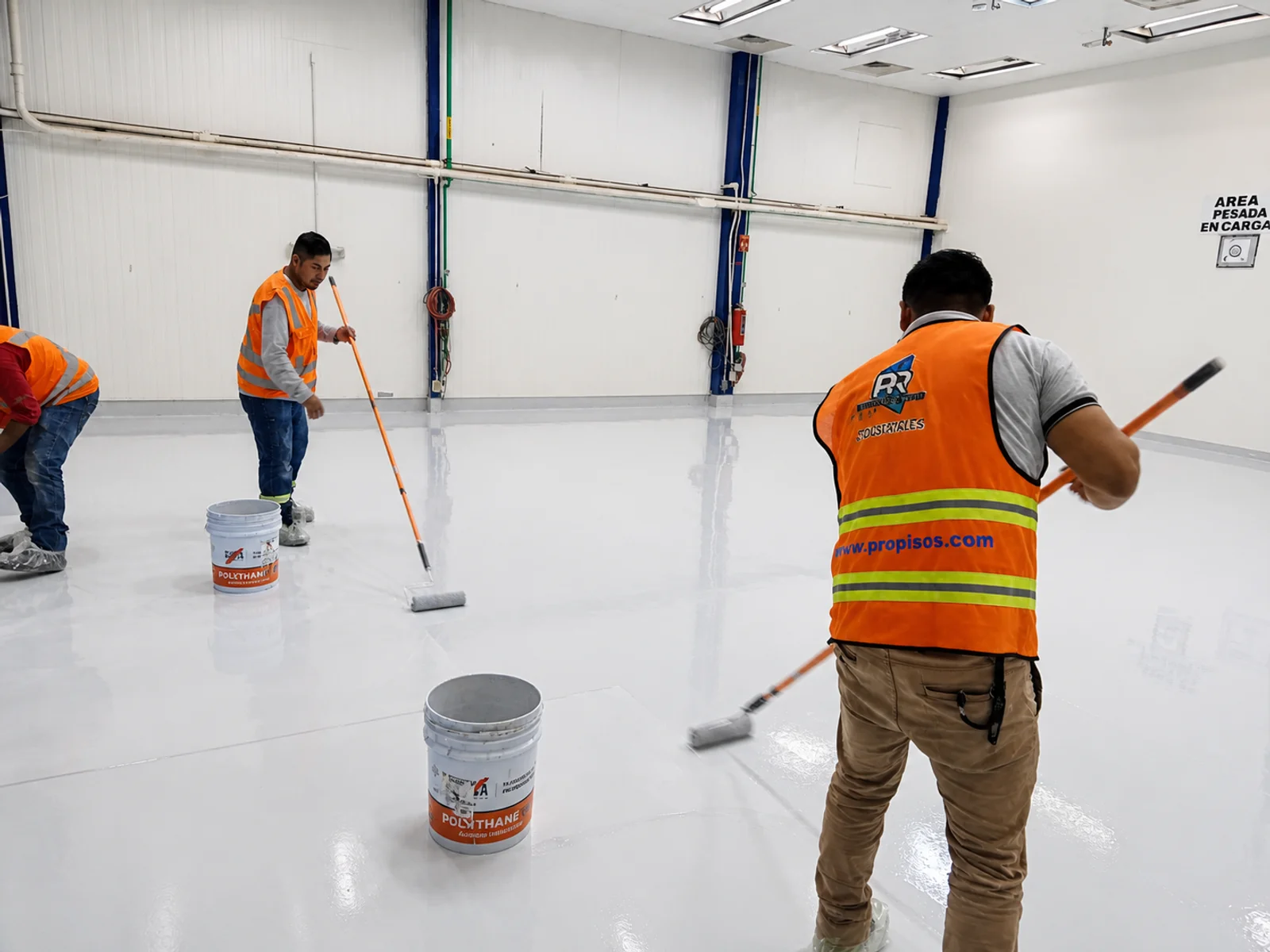 Piso ESD Antiestático — Aplicación industrial · Piso ESD Antiestático en planta · PR Epóxicos México